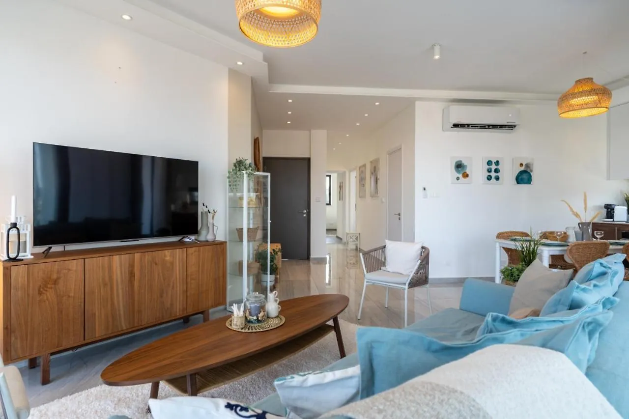 Marble 2-Bedroom Apartment In Larnaca Cypern