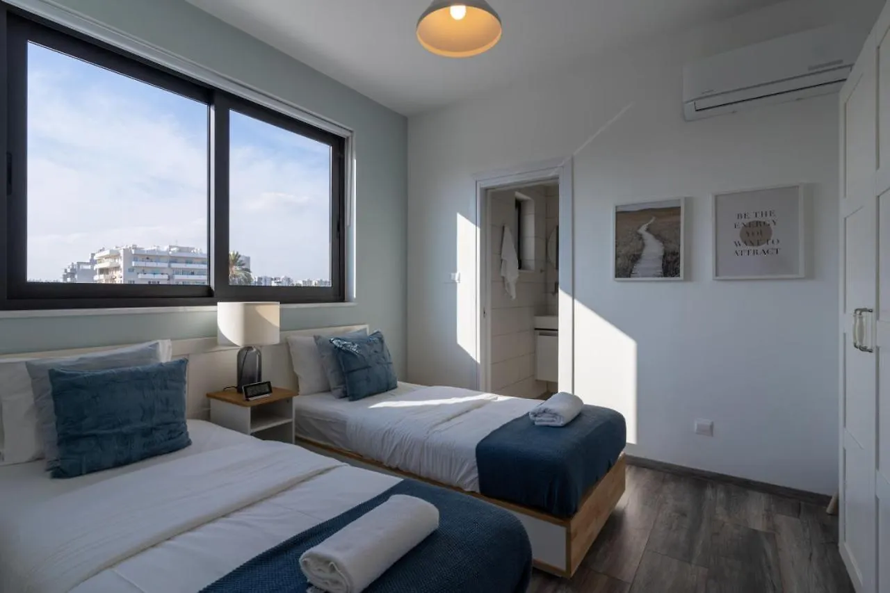 Marble 2-Bedroom Apartment In Larnaca Cypern